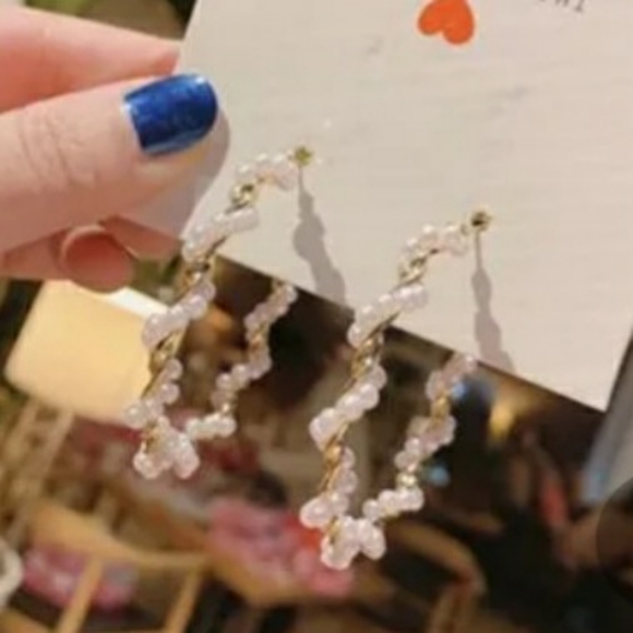 I'll Try & Restock Pearl Twist Hoop Earrings Gold Tone - Picture 3 of 9